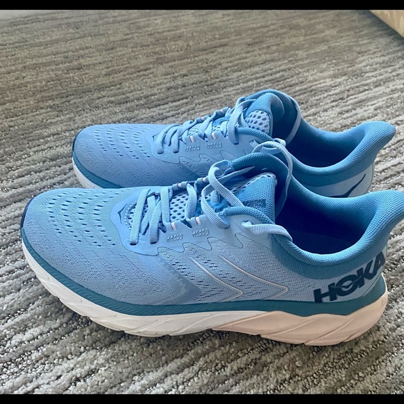 Hokas Arahi 5 size 9.5 - Picture 2 of 3